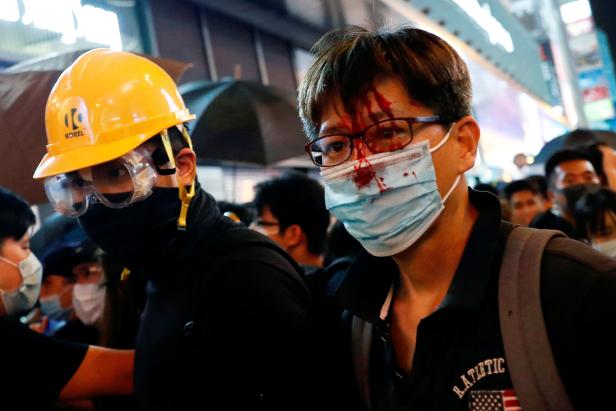 Hongkong: Hunderte Protestierende gerieten mit Polizei aneinander