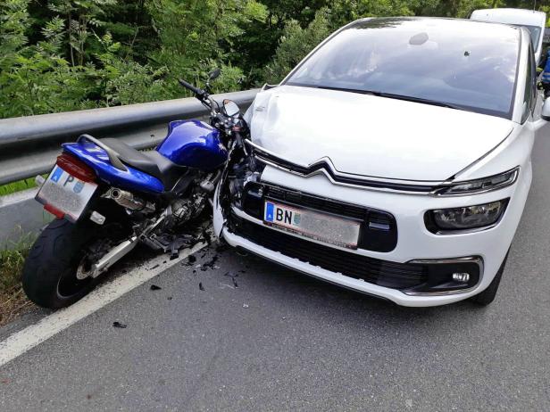 Kleinzell: Motorradfahrer stürzte in einen Bach