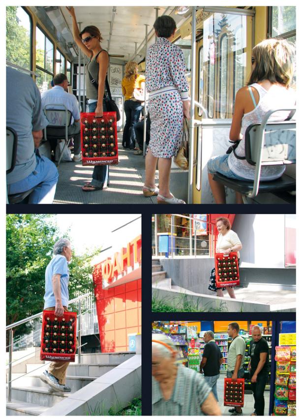 Mehrere Personen transportieren Kisten mit Getränkeflaschen in der Öffentlichkeit.