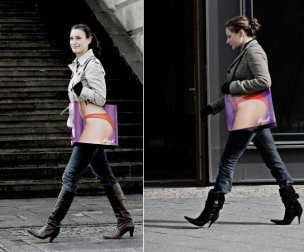 Zwei Frauen tragen Einkaufstaschen mit dem Aufdruck eines Unterteils.