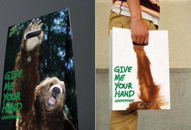 Zwei Greenpeace-Einkaufstüten mit Bildern eines Bären und eines Orang-Utans und dem Slogan „Give me your hand“.