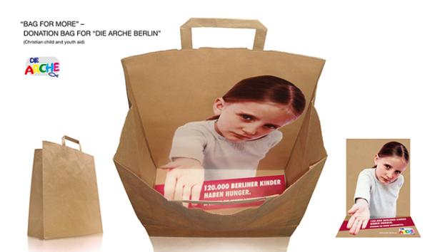Eine Spendentüte für „Die Arche Berlin“ zeigt ein Foto eines Kindes, das um Hilfe bittet.