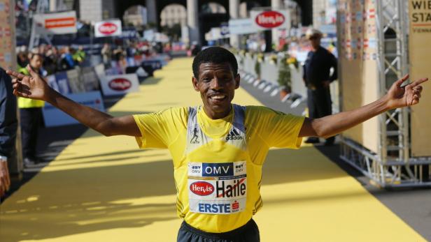 Haile Gebrselassie überquert die Ziellinie beim Vienna City Marathon.