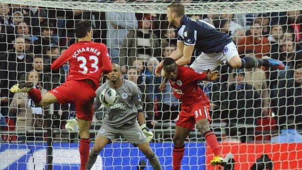 Mehrere Fußballspieler kämpfen vor dem Tor um den Ball.