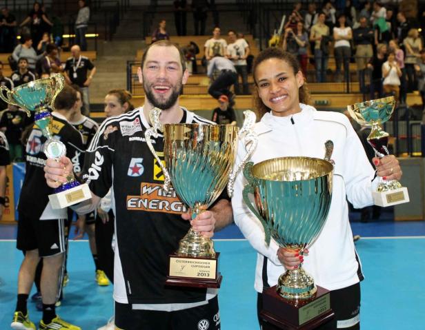 Ein Mann und eine Frau halten jeweils mehrere Trophäen in die Kamera.