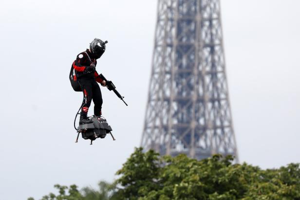 Paris: Fliegender Mann, staunende Merkel und Randale