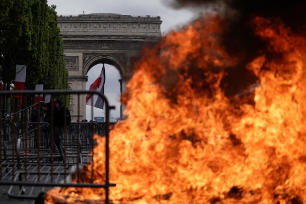 Paris: Fliegender Mann, staunende Merkel und Randale