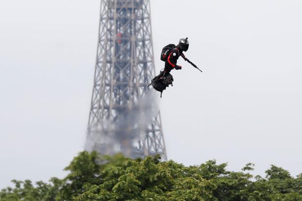 Paris: Fliegender Mann, staunende Merkel und Randale
