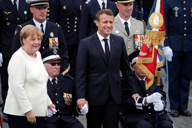 Paris: Fliegender Mann, staunende Merkel und Randale