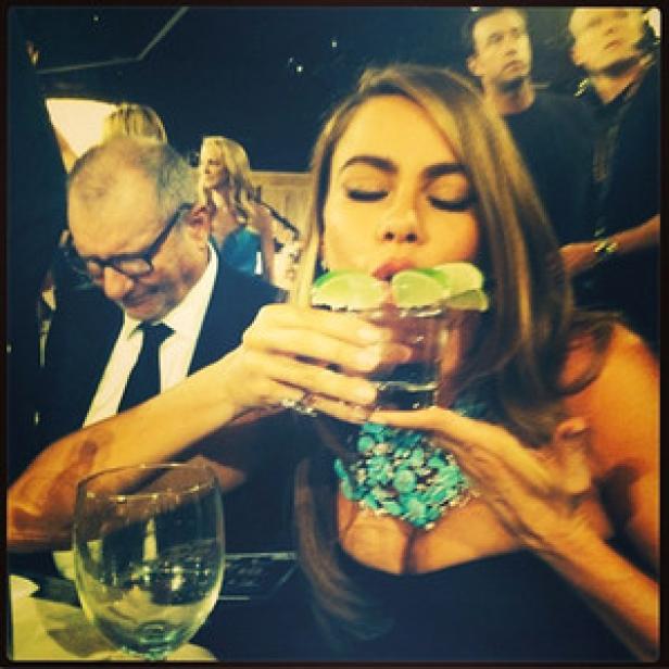 Sofia Vergara trinkt einen Tequila mit Limetten, während Ed O'Neill daneben sitzt.