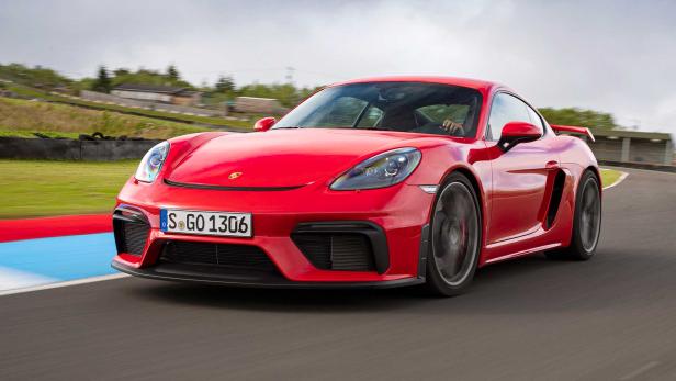 Ein roter Porsche 718 Cayman GT4 auf einer Rennstrecke.