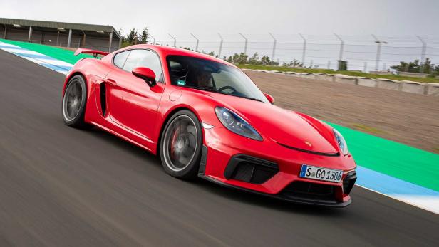Ein roter Porsche 718 Cayman GT4 auf einer Rennstrecke.