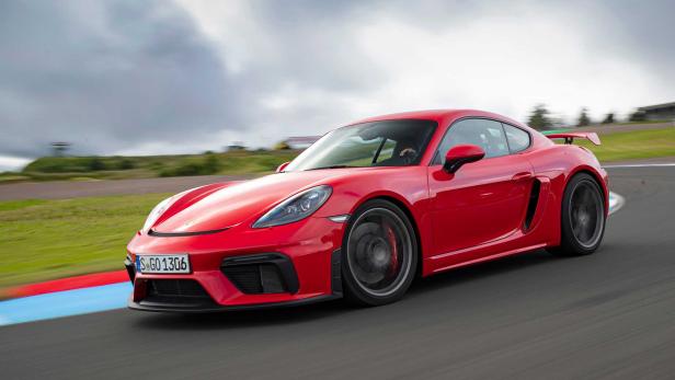 Ein roter Porsche 718 Cayman GT4 auf einer Rennstrecke.