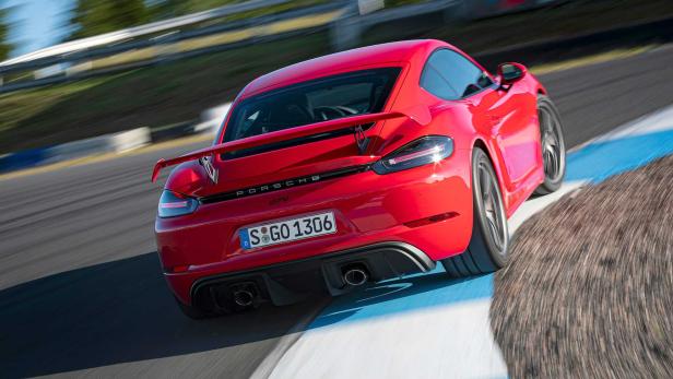 Ein roter Porsche 718 Cayman GT4 auf einer Rennstrecke.