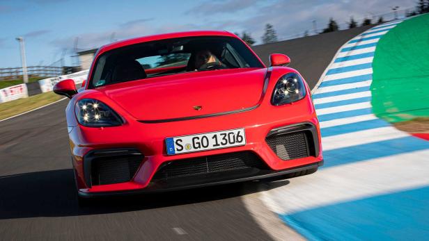 Ein roter Porsche 718 Cayman GT4 auf einer Rennstrecke.