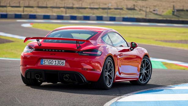 Ein roter Porsche 718 Cayman GT4 auf einer Rennstrecke.