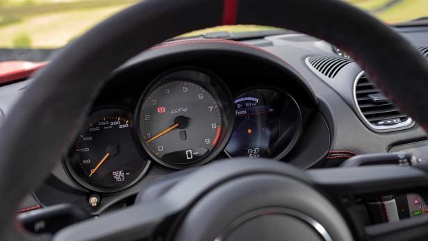 Das Armaturenbrett eines Porsche GT4 mit Blick auf den Drehzahlmesser und andere Anzeigen.