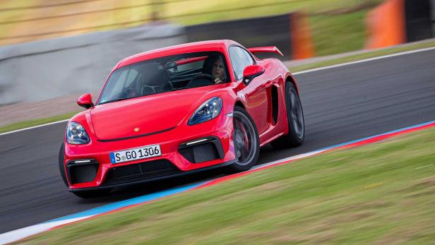 Ein roter Porsche fährt auf einer Rennstrecke.
