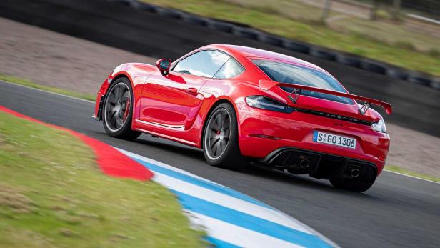 Ein roter Porsche 718 Cayman GT4 auf einer Rennstrecke.
