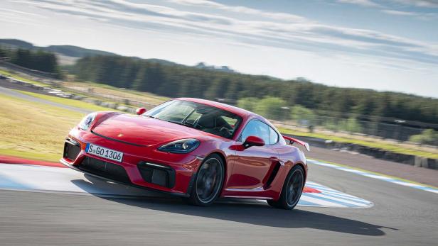 Ein roter Porsche 718 Cayman GT4 auf einer Rennstrecke.