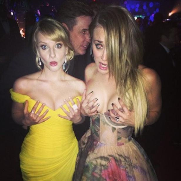 Melissa Rauch und Kaley Cuoco posieren auf einem Event mit den Händen vor der Brust.