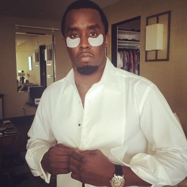 Sean Combs, auch bekannt als P. Diddy, mit Augenmasken und weißem Hemd.
