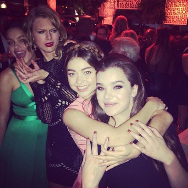 Ein Gruppenfoto von vier jungen Frauen, darunter Taylor Swift, auf einer Party.