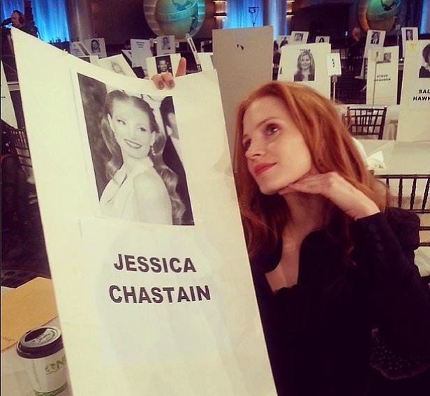 Jessica Chastain posiert mit ihrem Platzkärtchen bei einer Veranstaltung.