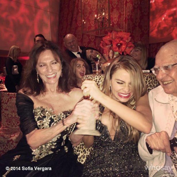 Sofia Vergara und Gäste versuchen, eine Flasche zu öffnen.