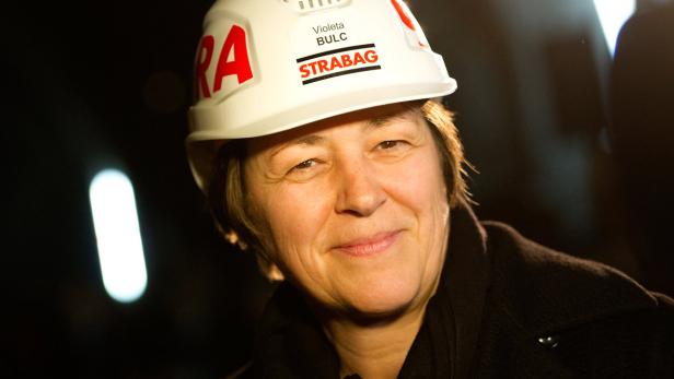 Violeta Bulc mit einem weißen Bauhelm der Firma Strabag.