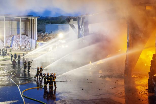 19 Feuerwehren bekämpfen Großbrand in Müllfirma in OÖ