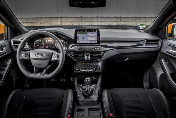 Innenansicht eines Ford Focus ST mit schwarzem Interieur.