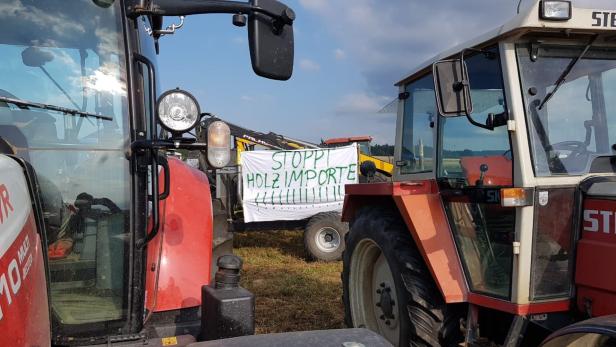 Protest in NÖ: Hunderte Traktoren legen Grenzübergang lahm
