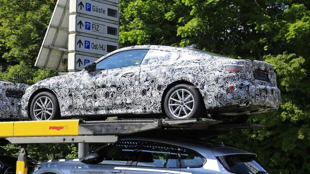 Ein mit Tarnmuster beklebtes Auto wird auf einem Anhänger transportiert.