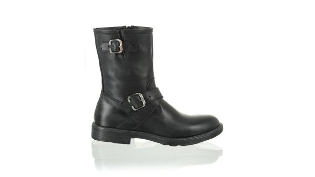 Ein schwarzer Lederstiefel mit Schnallen steht auf einem weißen Hintergrund.