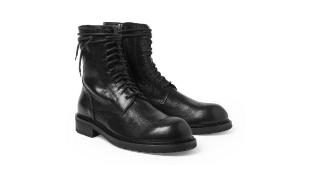 Ein Paar schwarze Lederstiefel mit Schnürsenkeln stehen auf einem weißen Hintergrund.