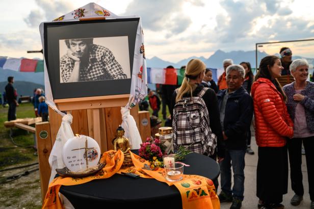 Lichtermeer in Tirol: Hunderte Menschen gedachten David Lama