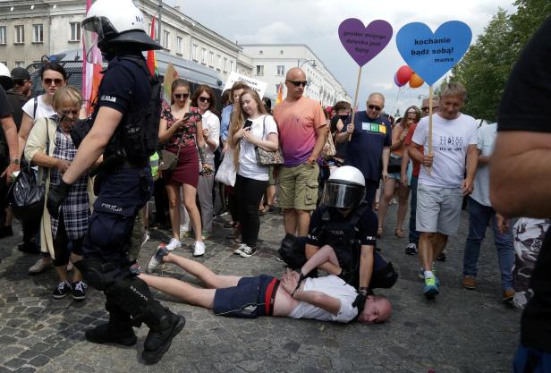 Fußball-Hooligans stürmen Parade für Homosexuelle