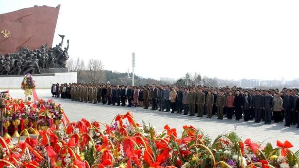 Eine Menschenmenge steht vor dem Monument der Parteigründung in Pjöngjang, Nordkorea.