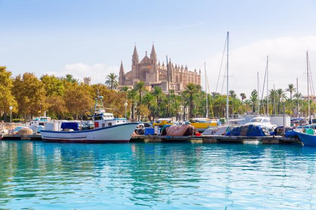 Blick auf den Hafen von Palma de Mallorca mit der Kathedrale im Hintergrund.