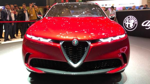 Die Frontansicht eines roten Alfa Romeo auf einer Automobilausstellung.