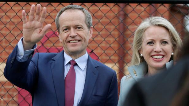 Bill Shorten und seine Frau lächeln und winken in die Kamera.