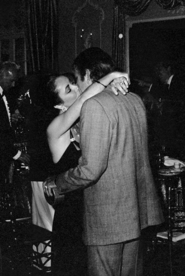 Elizabeth Taylor und Richard Burton umarmen sich innig.