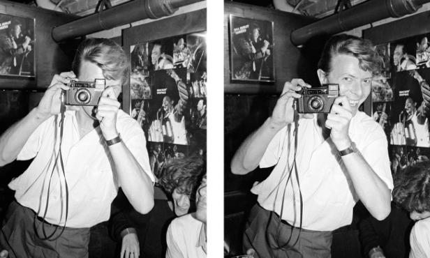 David Bowie fotografiert mit einer analogen Kamera in einem Club.