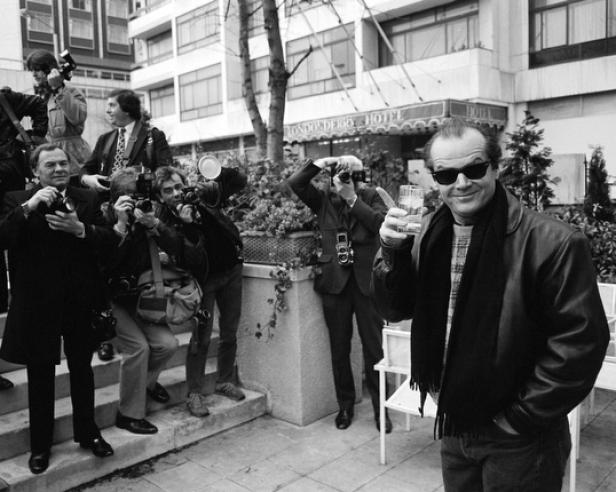 Jack Nicholson posiert mit einem Drink vor dem Londonderry Hotel, umringt von Fotografen.