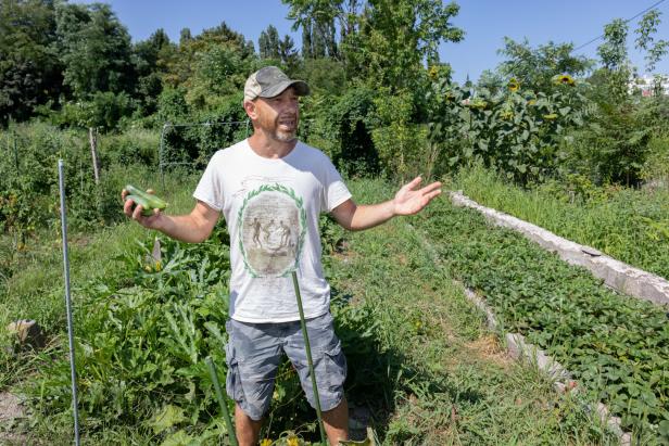 Wie ein harter Rocker seinen Naturgarten sanft betreut