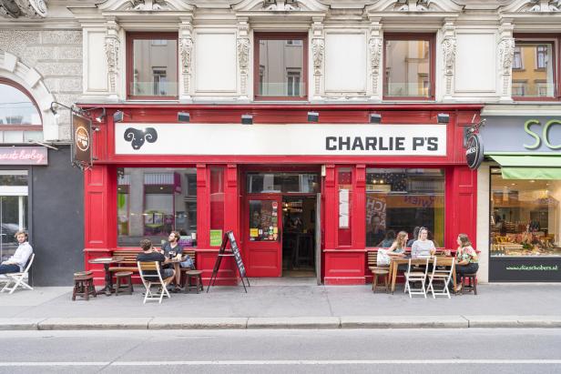 Das Lokal „Charlie P's“ mit Gästen vor der Tür in Wien.