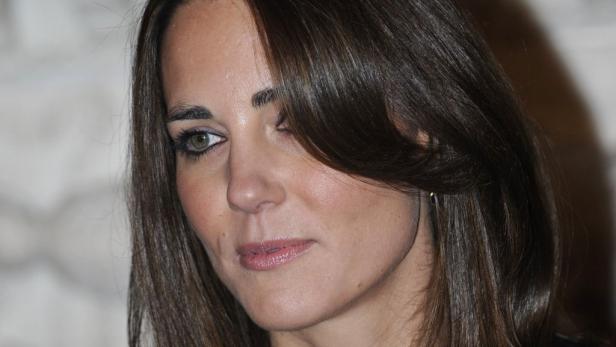 Nahaufnahme von Catherine, Princess of Wales, mit dunklem, gewelltem Haar.