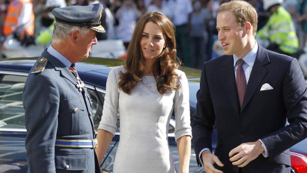 König Charles, Prinzessin Kate und Prinz William bei einer Veranstaltung.