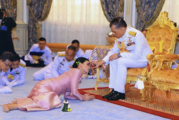 Thailands König erhob Geliebte offiziell zur "Ersatzkönigin"